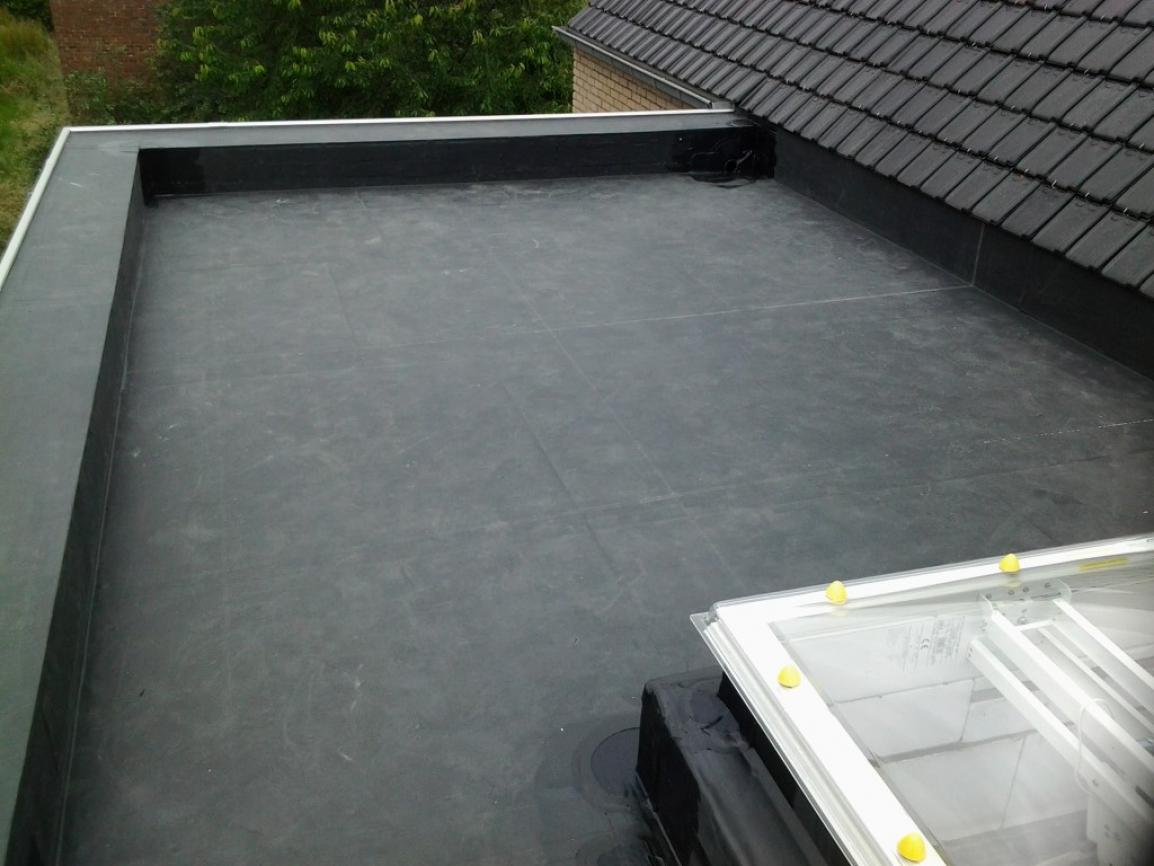 Heb je nog oude roofing op je plat dak liggen? Wij vervangen dit door EPDM en zorgen ook voor de nodige isolatie. Die isolatie en EPDM kunnen dikwijls gewoon boven op het huidige dak worden geplaatst.
