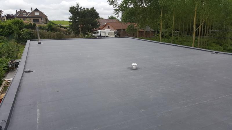 De meest ecologische keuze? EPDM. Dikwijls werken we met een schil uit 1 stuk, dus gaat het sneller en heb je ook minder naden. Wij gaan altijd voor een perfect resultaat & zorgen sowieso ook voor een kimfixatie. Zo kan de EPDM in de hoeken zeker niet loskomen.