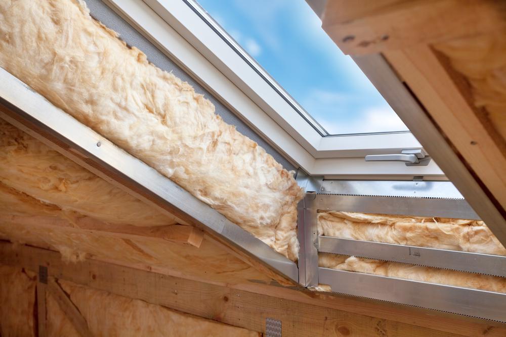 Een hellend dak isoleren we door het plaatsen van glaswol of rotswol tussen de kepers van het dak. Er wordt ook een dampscherm geplaatst.