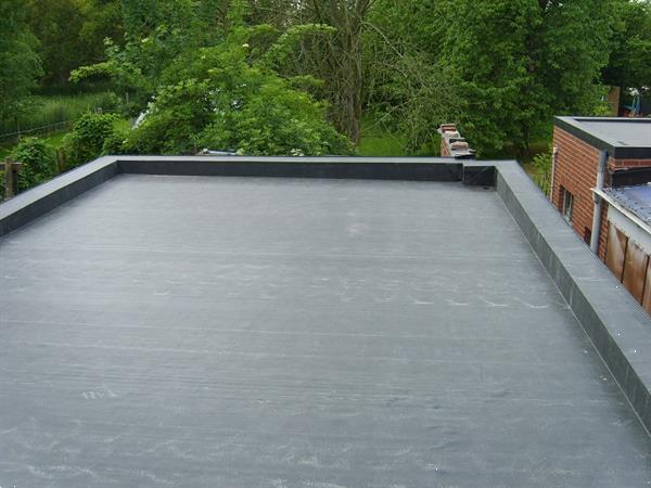 Bij moderne nieuwbouw wordt er vaak voor een plat dak gekozen. Wij gaan direct voor een degelijk en duurzaam plat dak en doen de afwerking in kwalitatief EPDM en voorzien de gewenste dikte van isolatie.