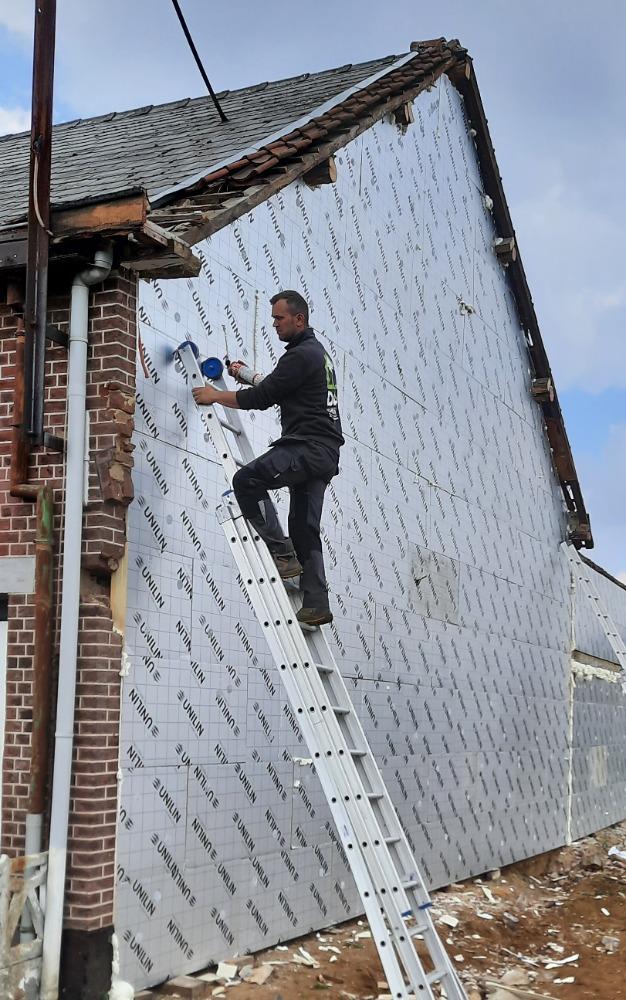 Op de buitengevel wordt gevelisolatie geplaatst en afgewerkt met een UV-werende en waterkerende dampopen gevelfolie.