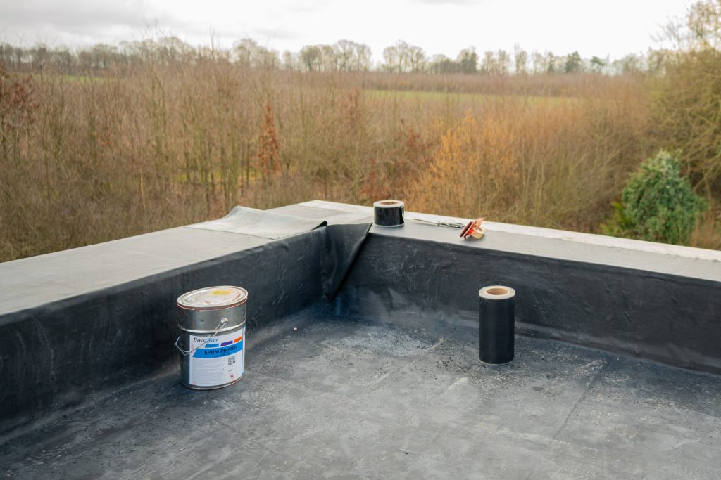 EPDM voor platte daken: voordelen, plaatsing en levensduur
